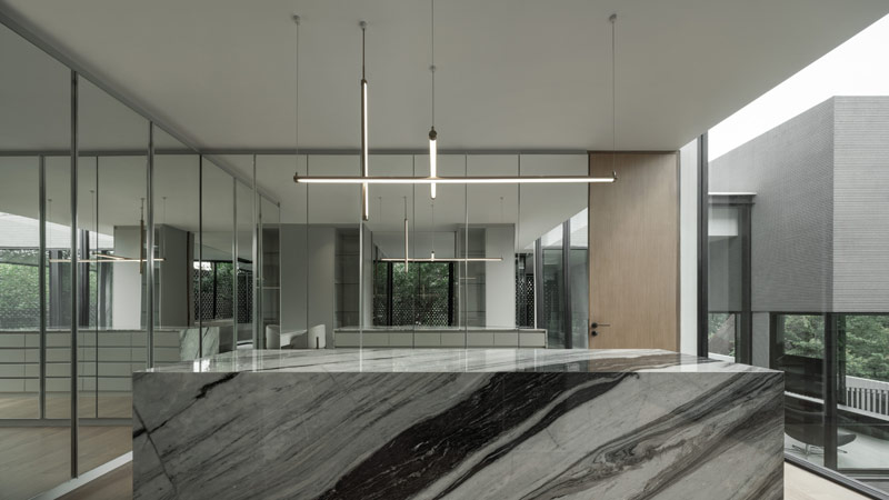 Oryginalny dom z torem biegowym oplatającym część mieszkalną