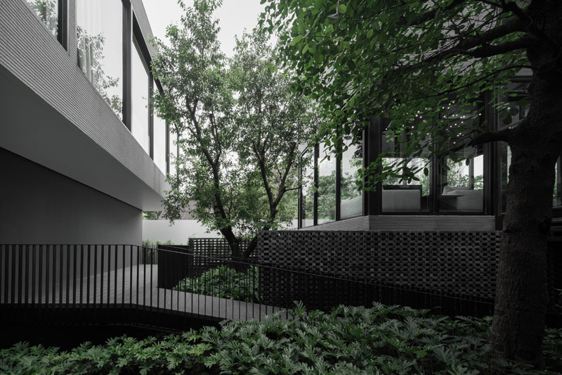 Oryginalny dom z torem biegowym oplatającym część mieszkalną