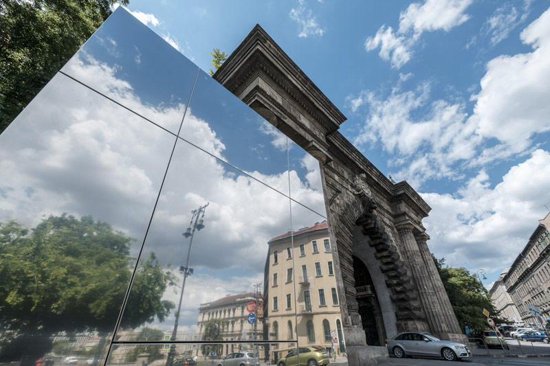 Lustrzane pawilony w historycznym otoczeniu