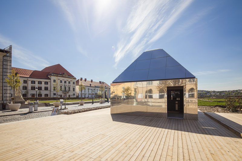 Lustrzane pawilony w historycznym otoczeniu