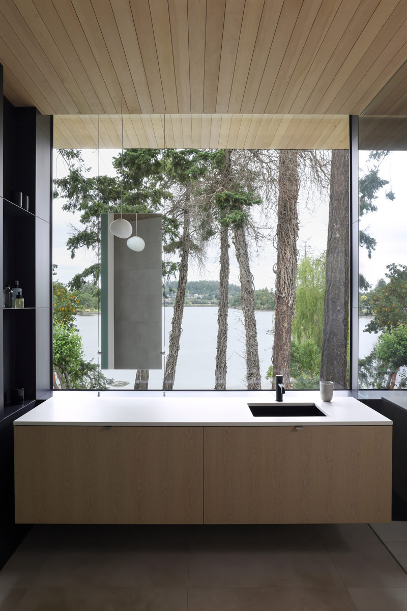 Rozbudowa domu z lat 60. na skalistym, kanadyjskim wybrzeżu