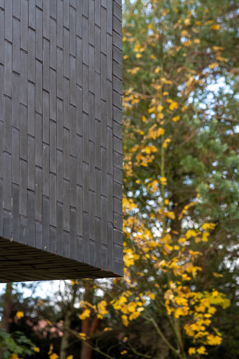 Ciemny dom w Kampinosie