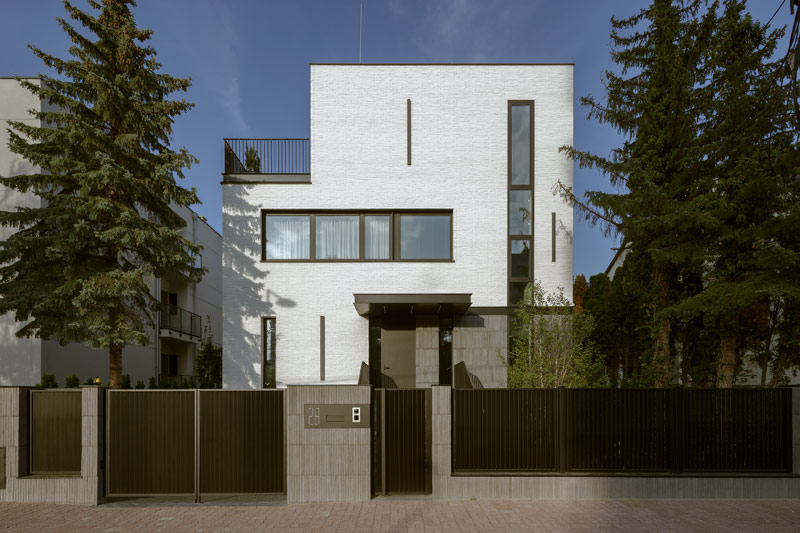 Dom Wertykalny – elegancka i powściągliwa modernistyczna forma