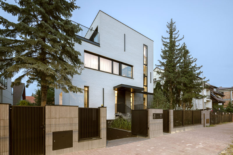 Dom Wertykalny – elegancka i powściągliwa modernistyczna forma