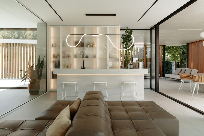 Luksusowy dom blisko natury i wnętrza w duchu quiet luxury