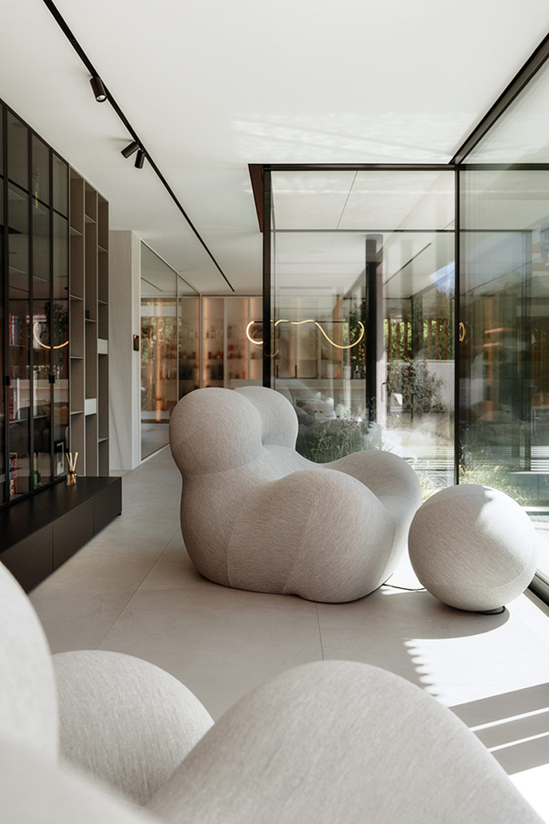 Luksusowy dom blisko natury i wnętrza w duchu quiet luxury