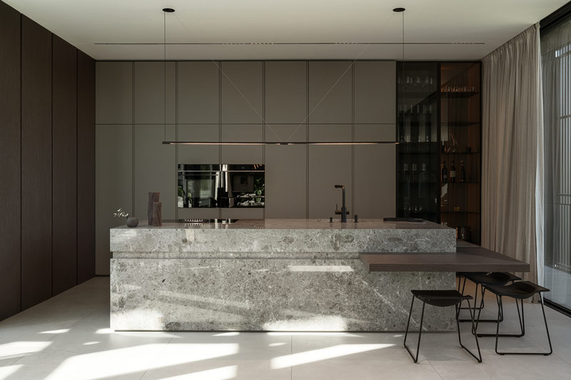 Luksusowy dom blisko natury i wnętrza w duchu quiet luxury