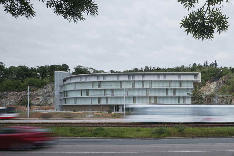 Zesp&oacute;ł apartamentowy w naturalnym otoczeniu dawnego kamieniołomu