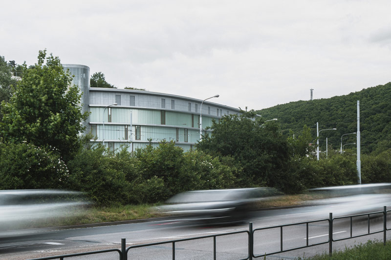 Zesp&oacute;ł apartamentowy w naturalnym otoczeniu dawnego kamieniołomu
