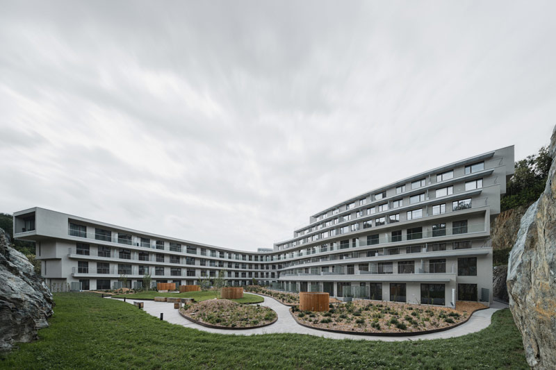 Zesp&oacute;ł apartamentowy w naturalnym otoczeniu dawnego kamieniołomu