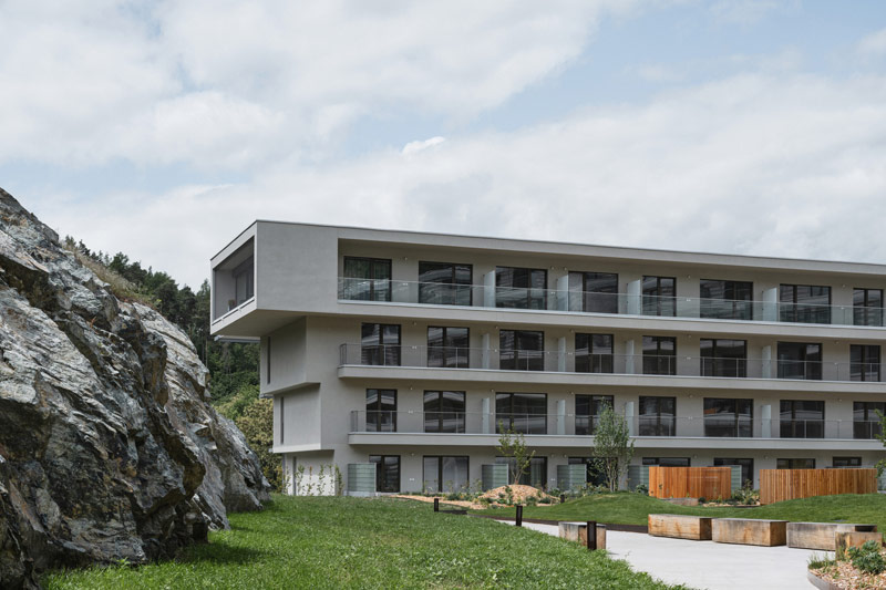 Zesp&oacute;ł apartamentowy w naturalnym otoczeniu dawnego kamieniołomu