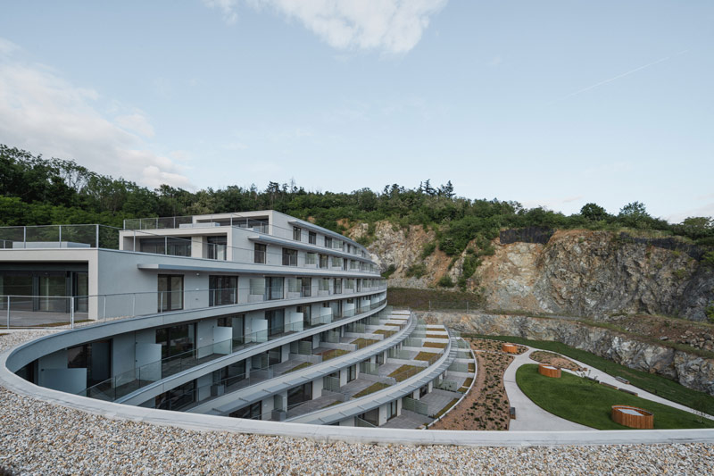 Zesp&oacute;ł apartamentowy w naturalnym otoczeniu dawnego kamieniołomu