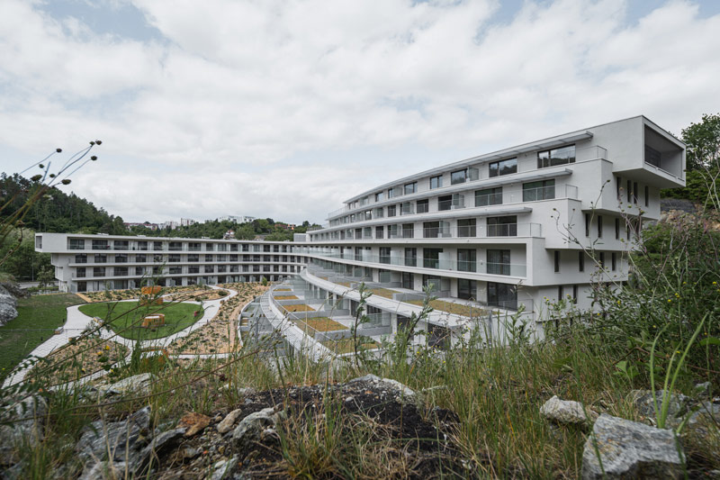 Zesp&oacute;ł apartamentowy w naturalnym otoczeniu dawnego kamieniołomu