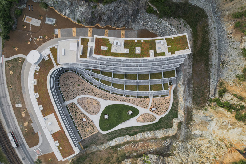 Zesp&oacute;ł apartamentowy w naturalnym otoczeniu dawnego kamieniołomu