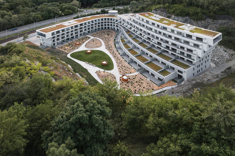 Zesp&oacute;ł apartamentowy w naturalnym otoczeniu dawnego kamieniołomu