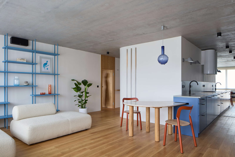 Oryginalne mieszkanie w bloku inspirowane morzem i dynamiką miasta