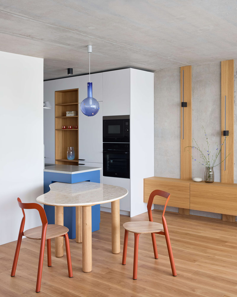 Oryginalne mieszkanie w bloku inspirowane morzem i dynamiką miasta