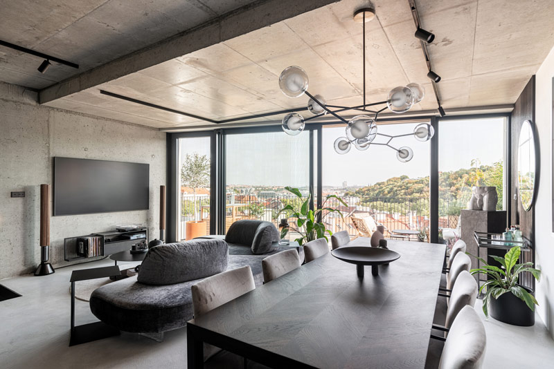 Beton, czerń i oryginalne rozwiązania w klimatycznych wnętrzach loftu