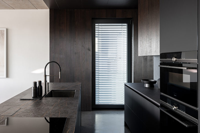 Beton, czerń i oryginalne rozwiązania w klimatycznych wnętrzach loftu