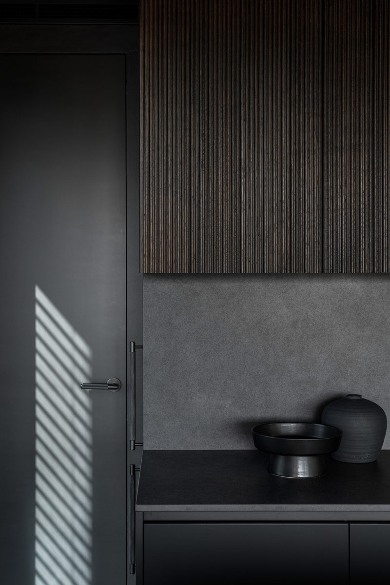 Beton, czerń i oryginalne rozwiązania w klimatycznych wnętrzach loftu