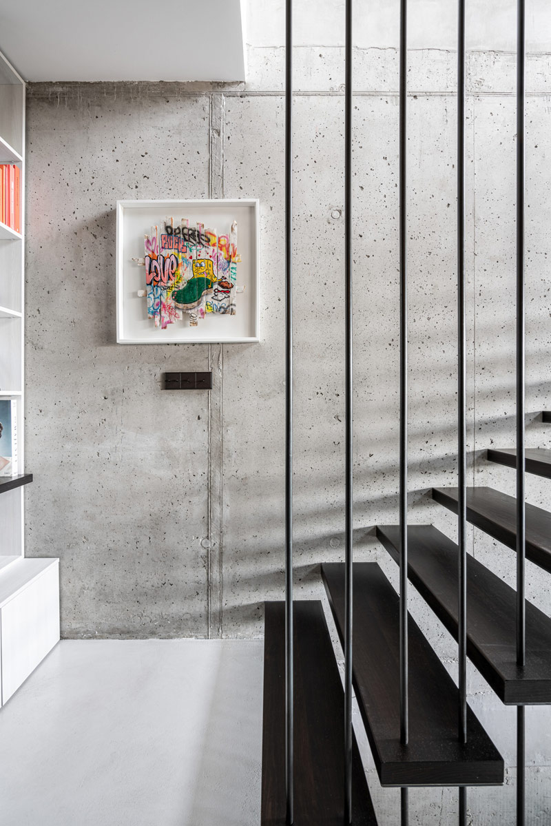 Beton, czerń i oryginalne rozwiązania w klimatycznych wnętrzach loftu