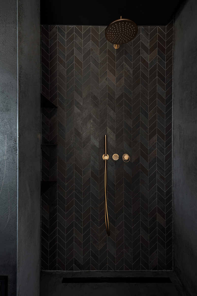 Beton, czerń i oryginalne rozwiązania w klimatycznych wnętrzach loftu