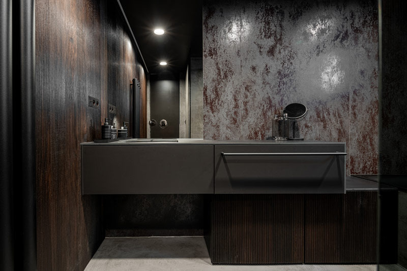 Beton, czerń i oryginalne rozwiązania w klimatycznych wnętrzach loftu