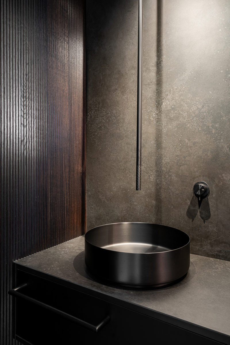 Beton, czerń i oryginalne rozwiązania w klimatycznych wnętrzach loftu