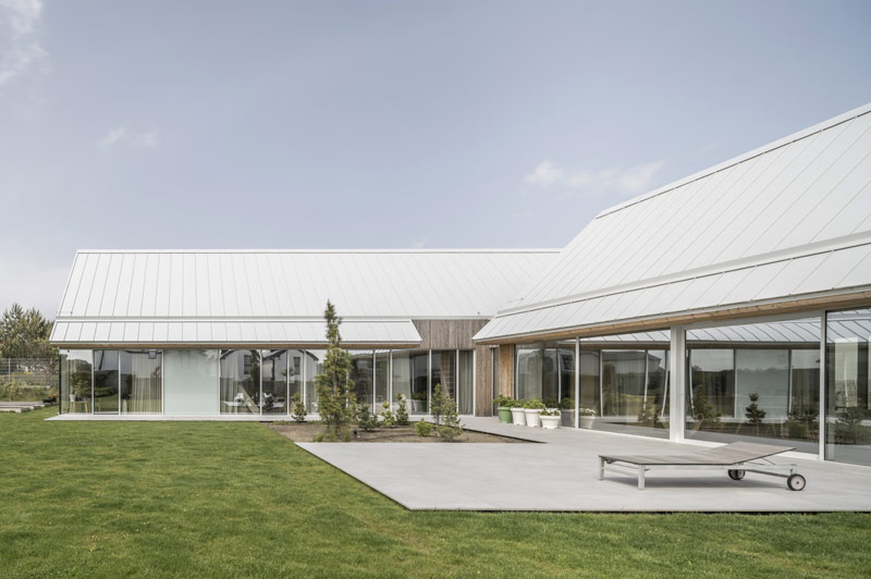 Architektura spokoju: Dom na skraju sosnowego lasu