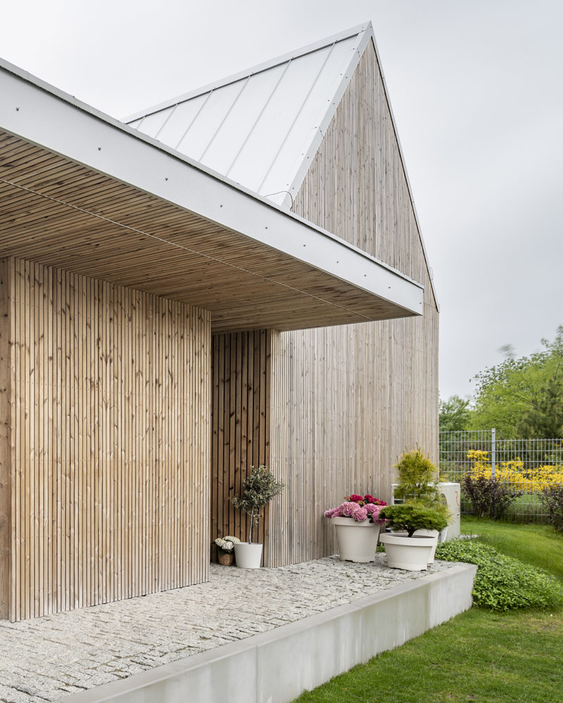 Architektura spokoju: Dom na skraju sosnowego lasu