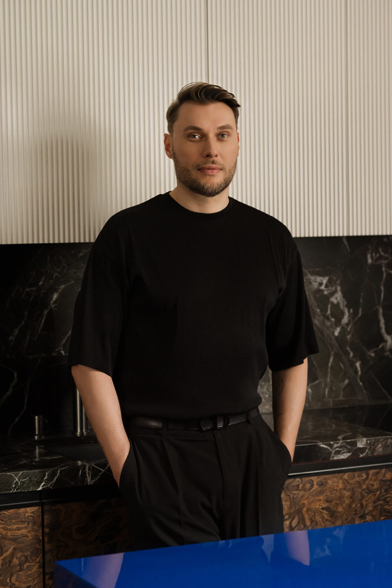 Eklektyczne mieszkanie projektanta wnętrz w ł&oacute;dzkiej kamienicy