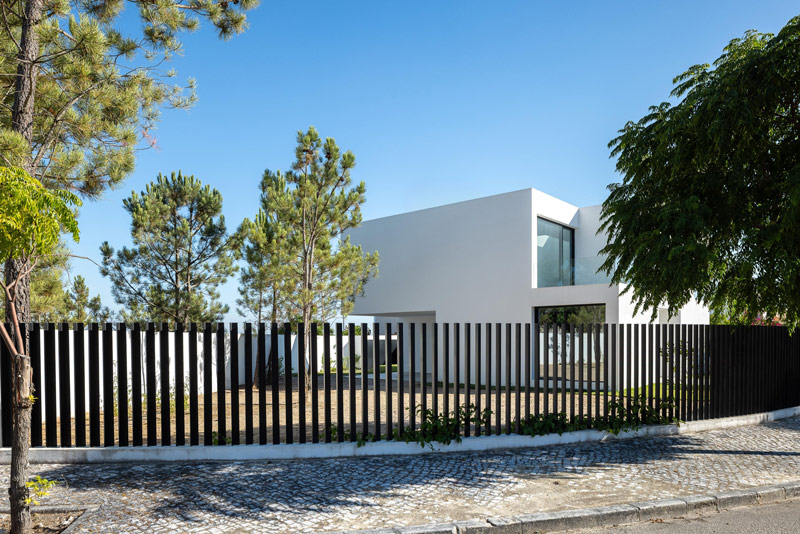 Nietypowa, geometryczna bryła domu w środkowej Portugalii