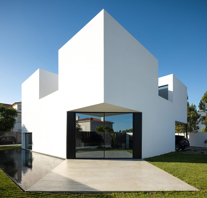 Nietypowa, geometryczna bryła domu w środkowej Portugalii