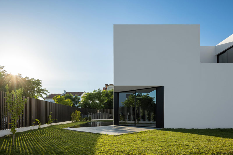 Nietypowa, geometryczna bryła domu w środkowej Portugalii