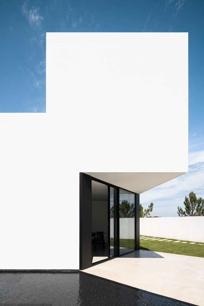 Nietypowa, geometryczna bryła domu w środkowej Portugalii