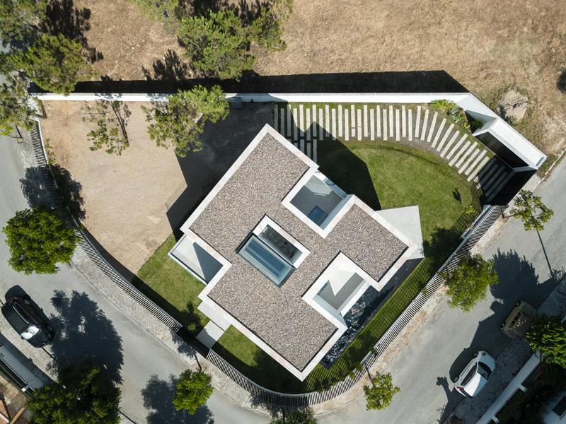 Nietypowa, geometryczna bryła domu w środkowej Portugalii