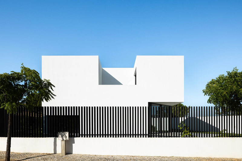 Nietypowa, geometryczna bryła domu w środkowej Portugalii