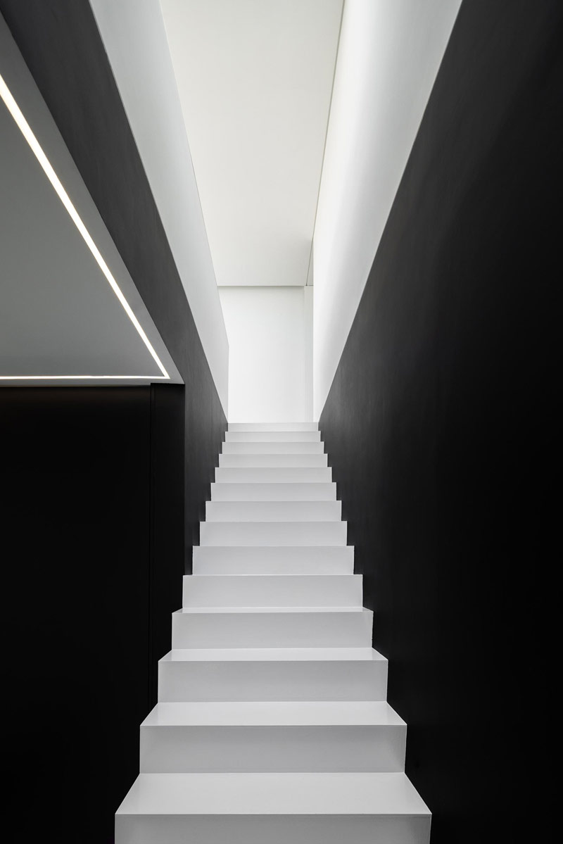 Nietypowa, geometryczna bryła domu w środkowej Portugalii
