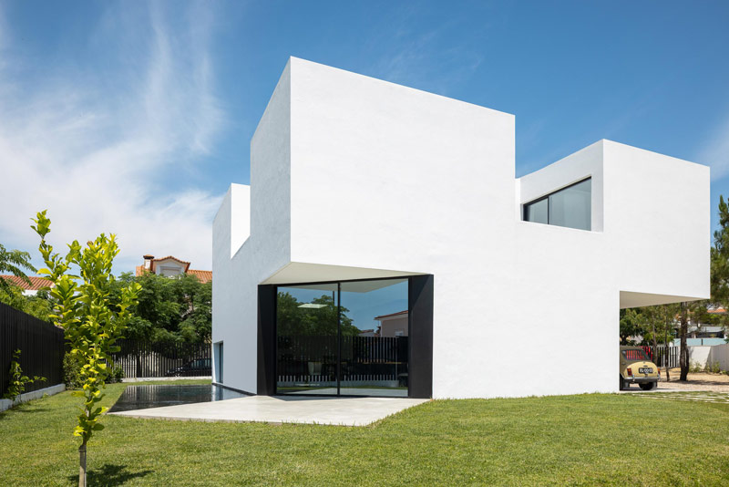 Nietypowa, geometryczna bryła domu w środkowej Portugalii