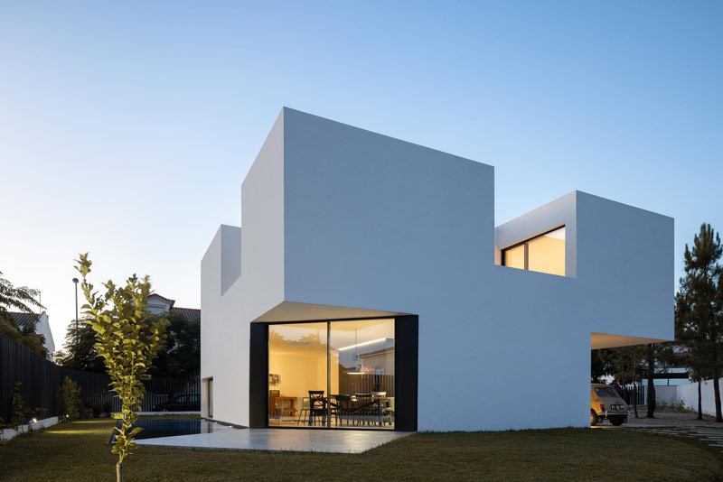 Nietypowa, geometryczna bryła domu w środkowej Portugalii