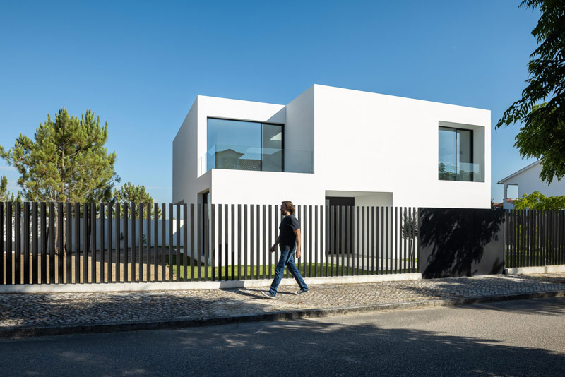 Nietypowa, geometryczna bryła domu w środkowej Portugalii