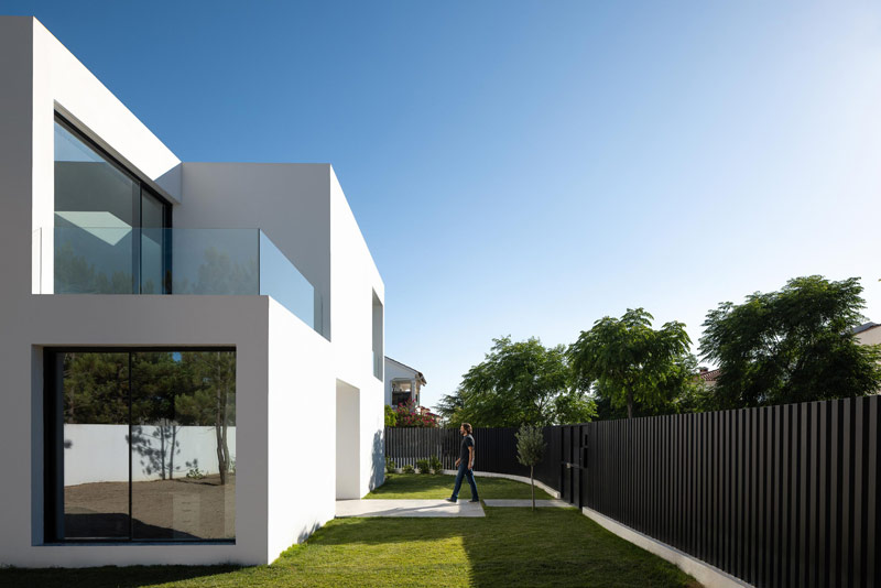 Nietypowa, geometryczna bryła domu w środkowej Portugalii
