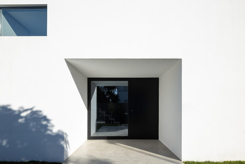 Nietypowa, geometryczna bryła domu w środkowej Portugalii