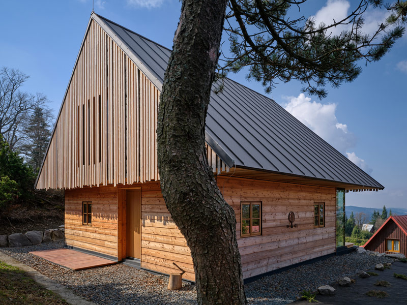 Wsp&oacute;łczesna g&oacute;rska chata inspirowana beskidzkim krajobrazem