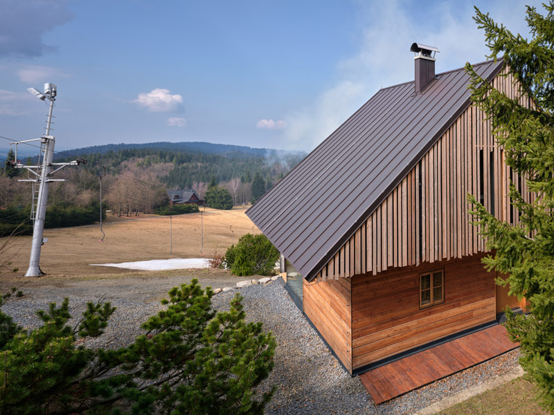 Wsp&oacute;łczesna g&oacute;rska chata inspirowana beskidzkim krajobrazem