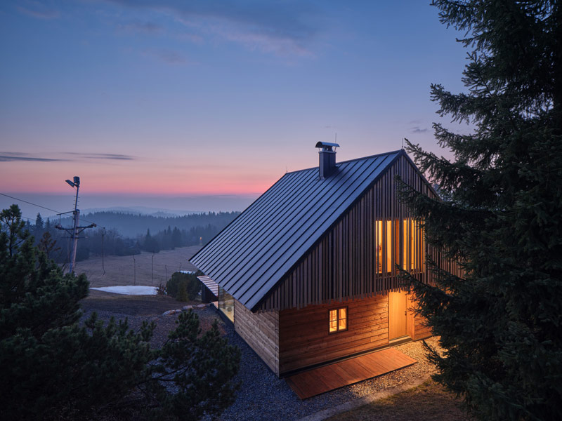 Wsp&oacute;łczesna g&oacute;rska chata inspirowana beskidzkim krajobrazem