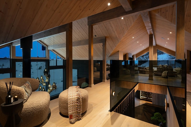 Wsp&oacute;łczesny azyl w tradycyjnym norweskim g&oacute;rskim krajobrazie