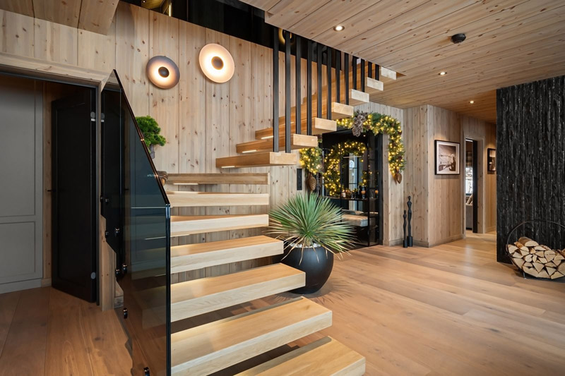 Wsp&oacute;łczesny azyl w tradycyjnym norweskim g&oacute;rskim krajobrazie