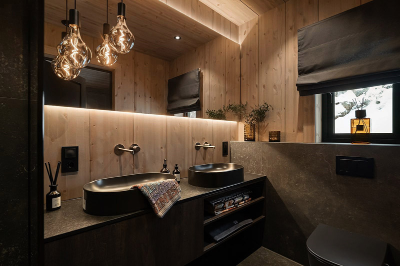 Wsp&oacute;łczesny azyl w tradycyjnym norweskim g&oacute;rskim krajobrazie