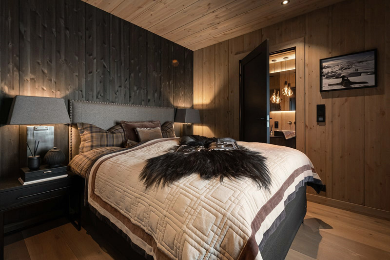 Wsp&oacute;łczesny azyl w tradycyjnym norweskim g&oacute;rskim krajobrazie